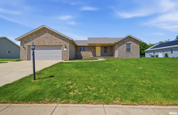 $310,000 | 20 Ashwood Lane, Pekin, IL 61554