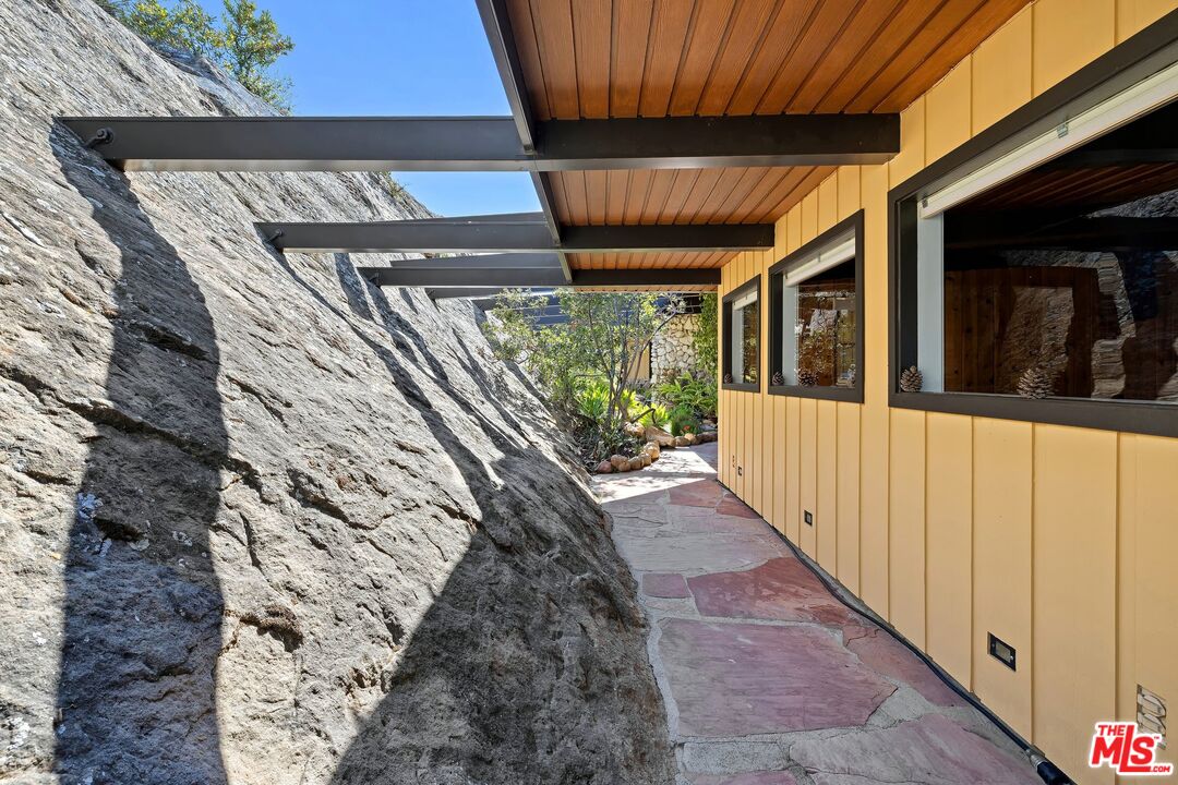 965 Stunt Road Calabasas, CA 91302 - Photo 4 of 67