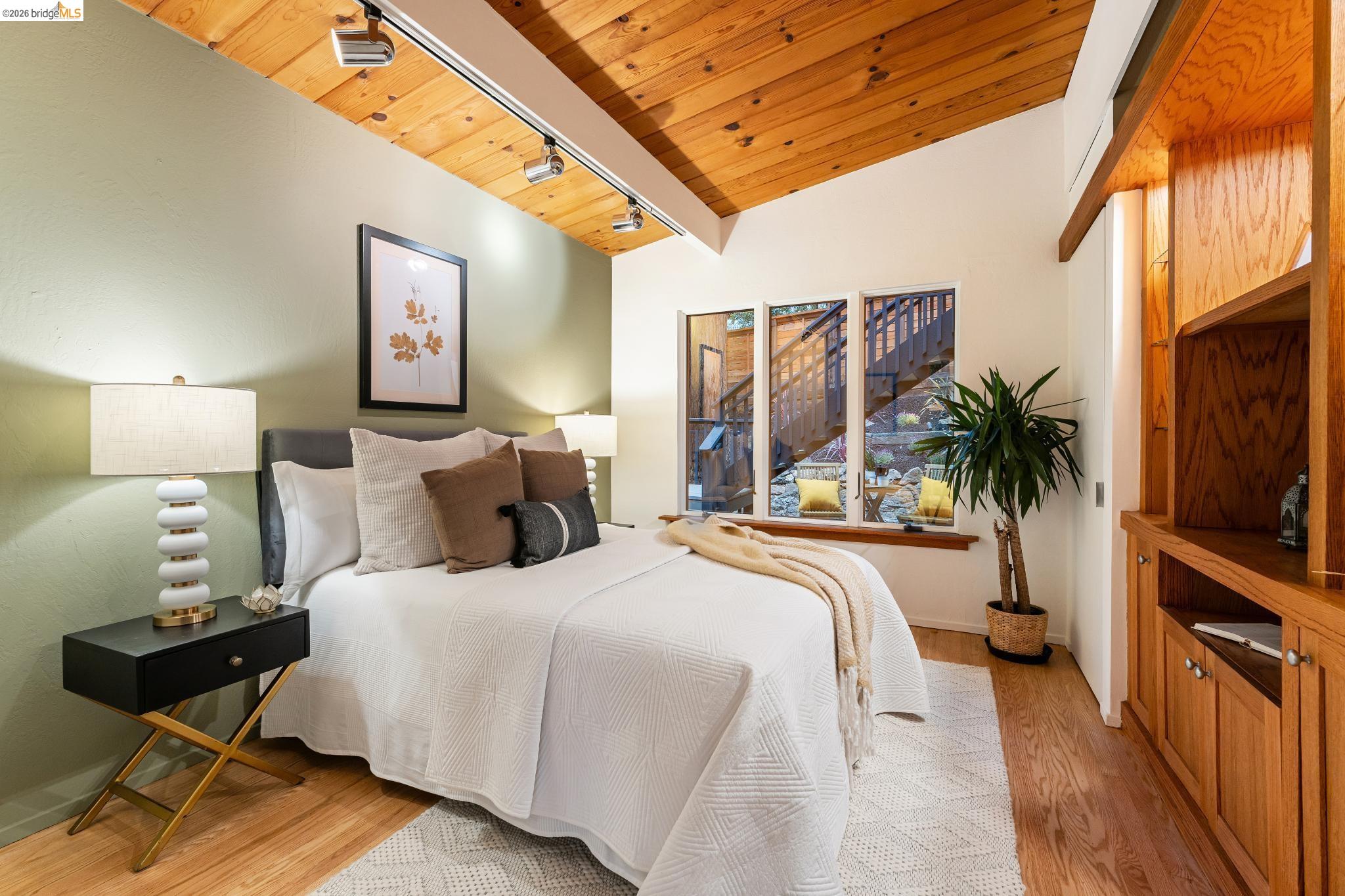 6645 Heather Ridge Way Oakland, CA 94611 - Photo 29 of 61 Bedroom