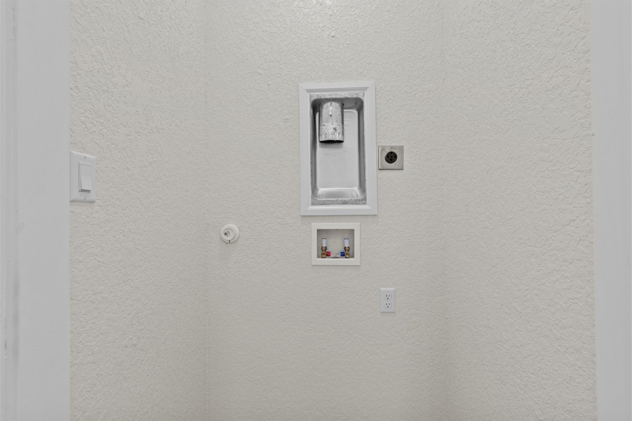 408 Griffin Street Luling, TX 78648 - Photo 17 of 34 Laundry area with hookup for a gas dryer, hookup for an electric dryer, and washer hookup