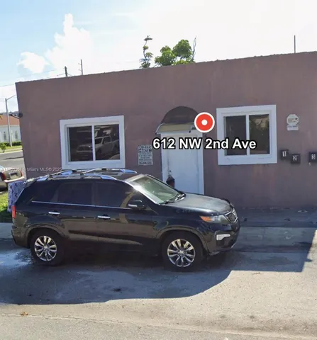 a car parked on the side of a building