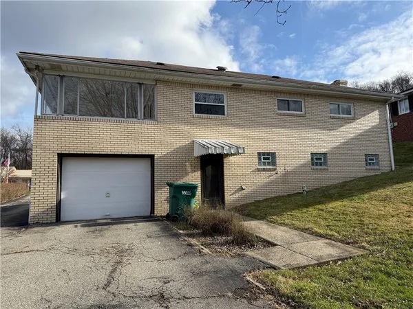 a view of a house with backyard