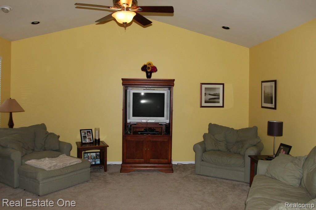 2710 Eastern Avenue Rochester, MI 48307 - Photo 5 of 38 IMG_9845.jpg