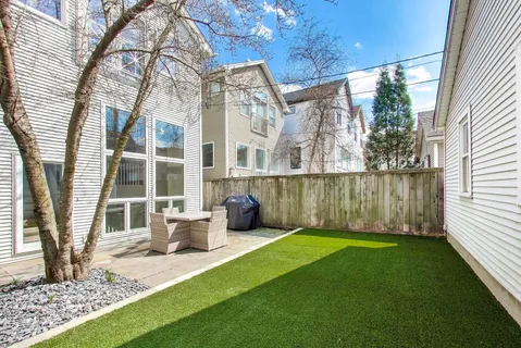 2720 North Magnolia Avenue, Chicago, IL 60614