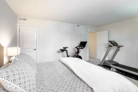 2720 North Magnolia Avenue, Chicago, IL 60614