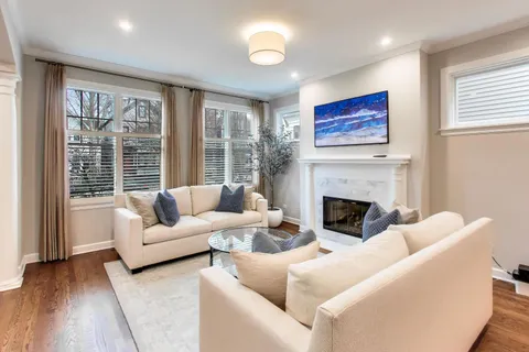 2720 North Magnolia Avenue, Chicago, IL 60614