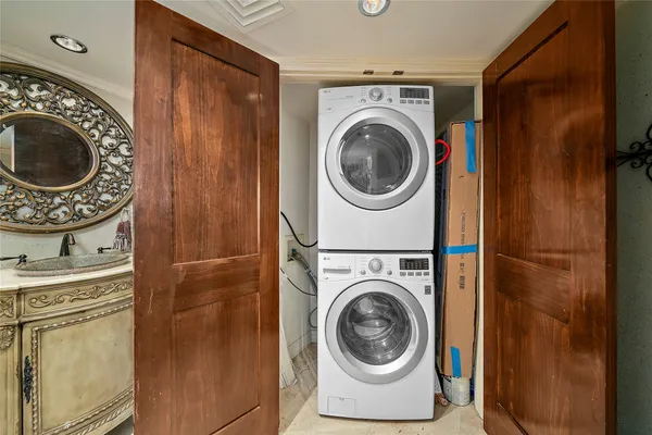 $2,900 | 3525 Sage Road, Unit 1512, Houston, TX 77056