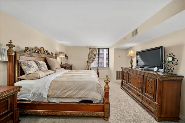 $2,900 | 3525 Sage Road, Unit 1512, Houston, TX 77056