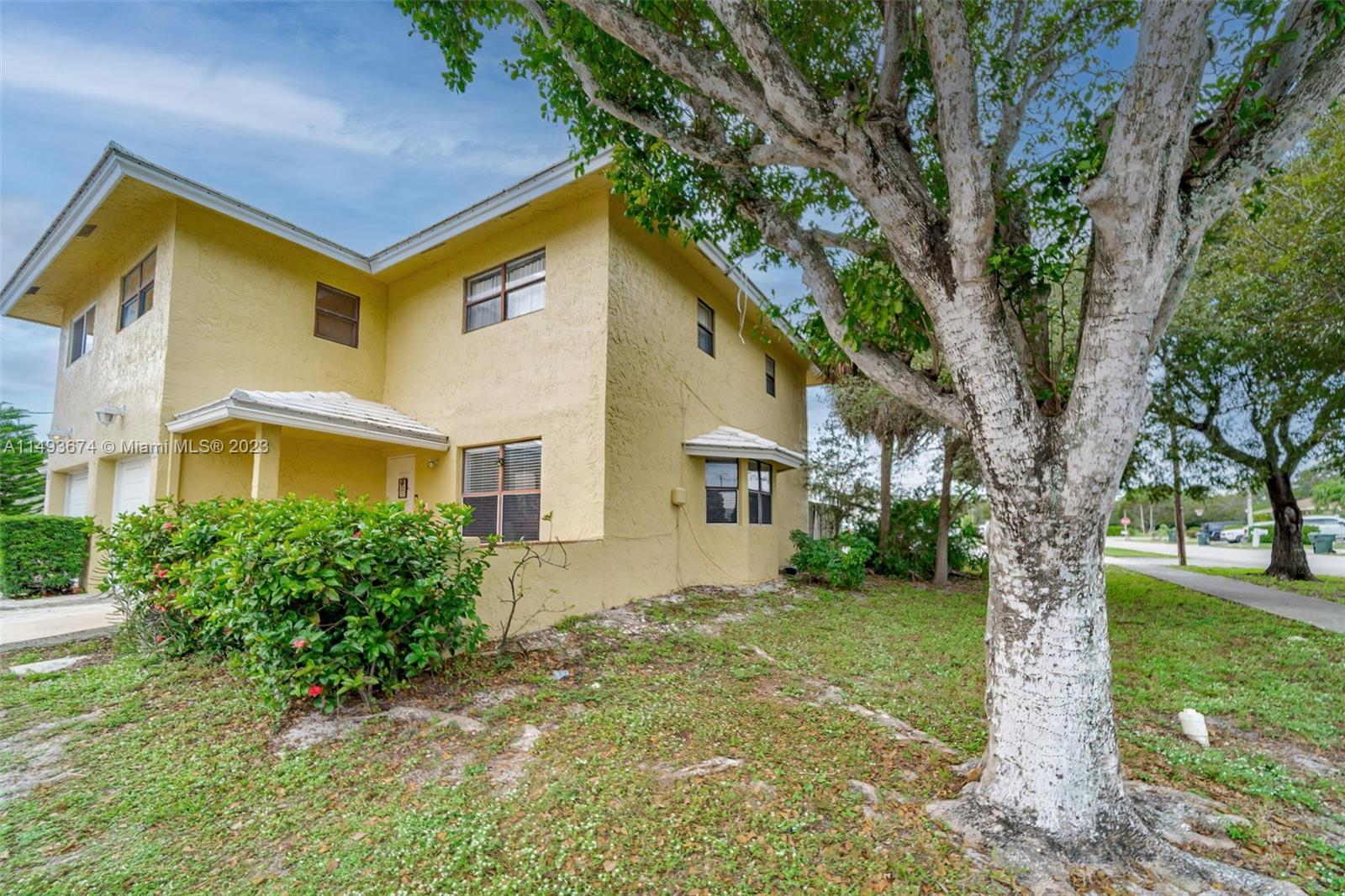 256 Southwest 6th Street, Unit 6 Boca Raton, FL 33432 - Photo 4 of 39 a front view of a house with garden