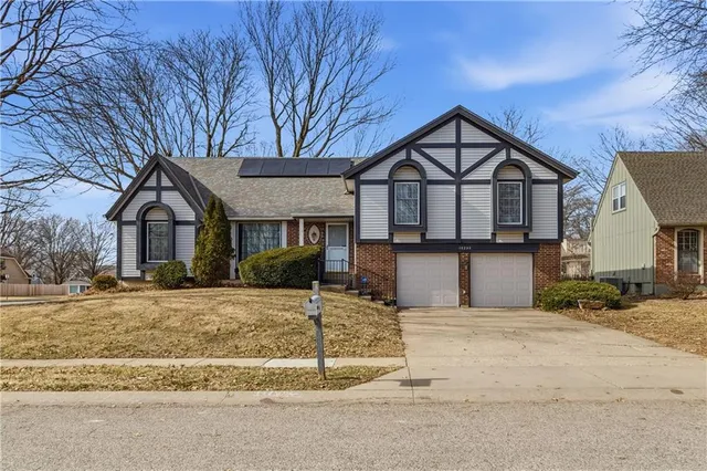 $395,000 | 10250 Caenen Drive, Lenexa, KS 66215