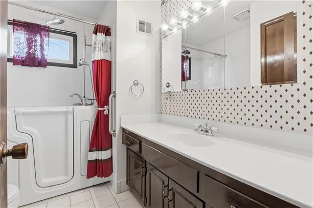 $395,000 | 10250 Caenen Drive, Lenexa, KS 66215