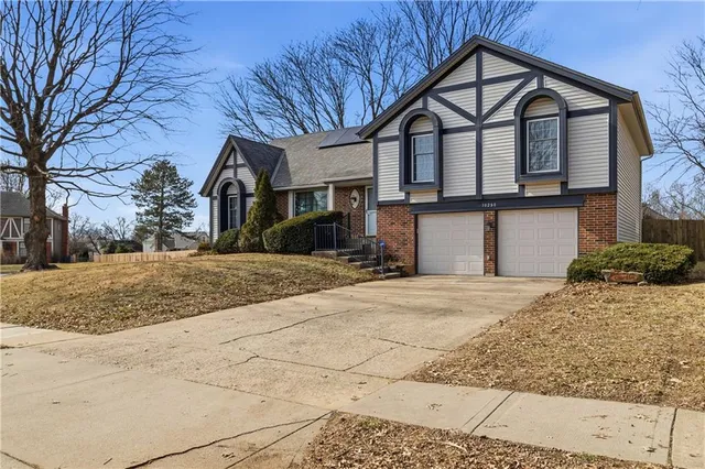$395,000 | 10250 Caenen Drive, Lenexa, KS 66215