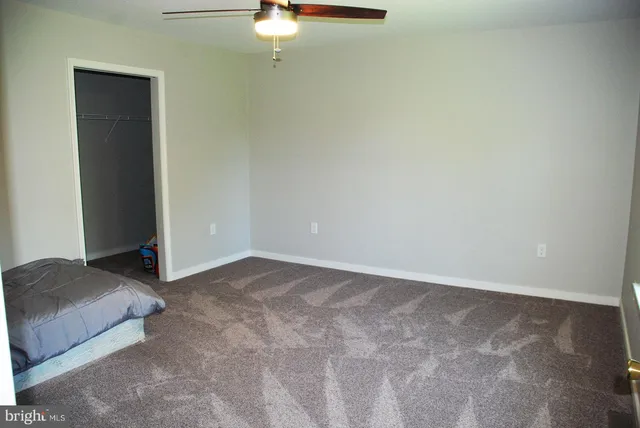 a view of livingroom with furniture