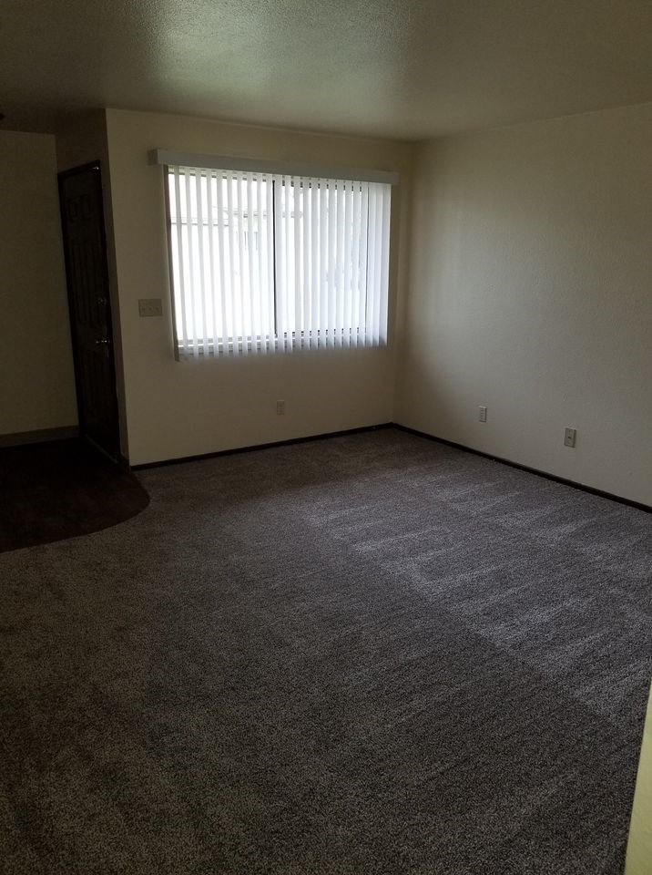 2401 La Vista Avenue, Unit 48 McAllen, TX 78501 - Photo 6 of 6 an empty room with a window