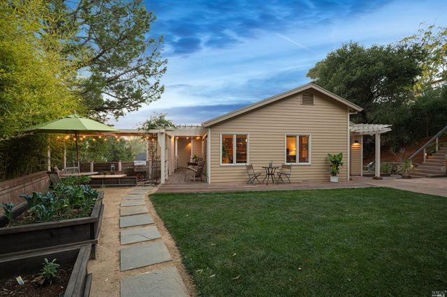 a view of a yard in front of house