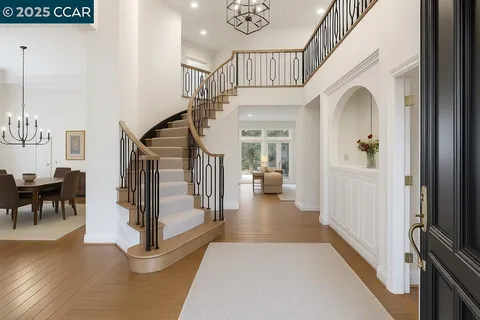 a view of yard with green space