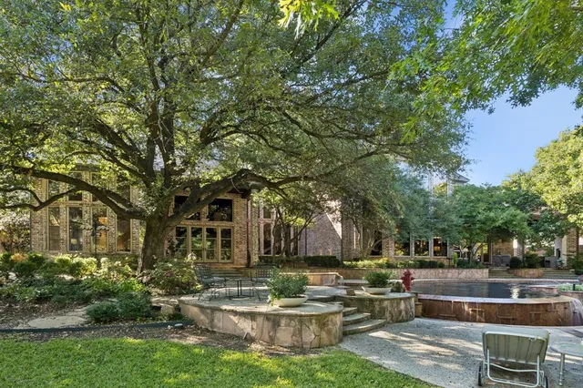 a view of a fountain in front of a house