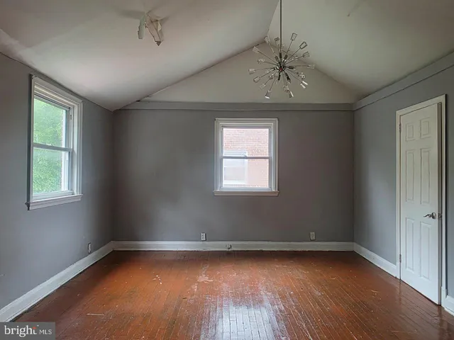 en empty room with wooden floor