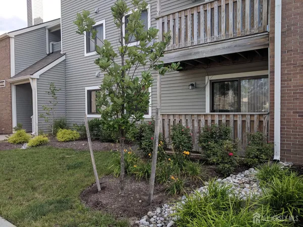 a view of a house with backyard and garden