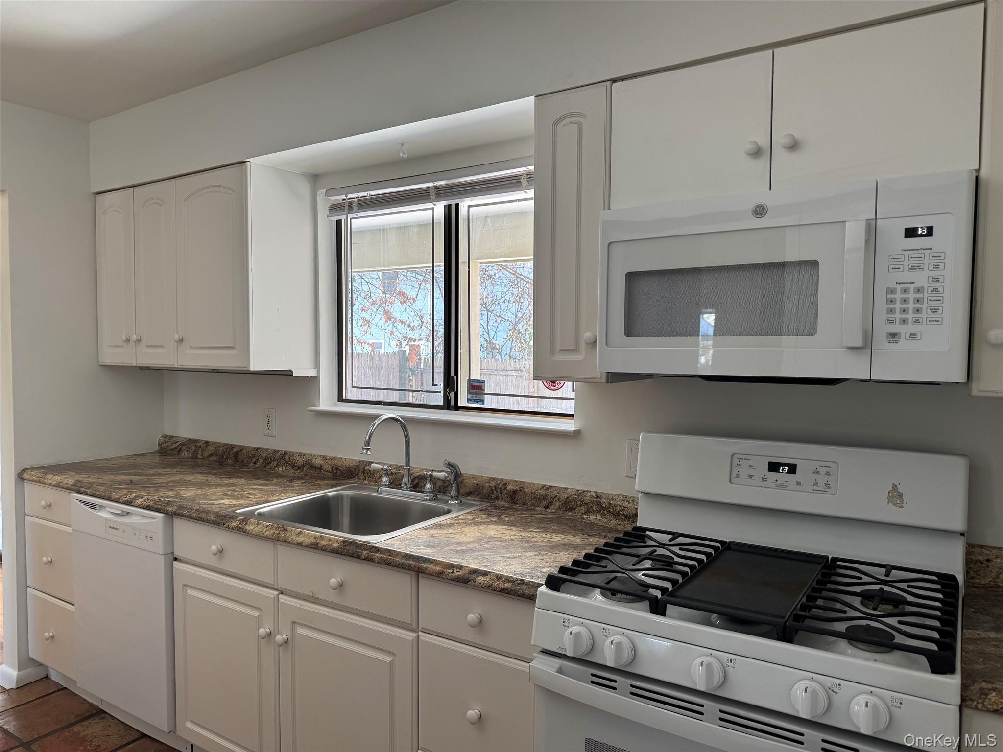 37 A South Norwood Road, Unit LEFT SIDE Port Washington, NY 11050 - Photo 8 of 20