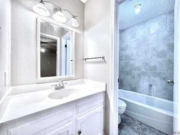 $1,800 | 4738 Woodlyn Drive, Baton Rouge, LA 70816