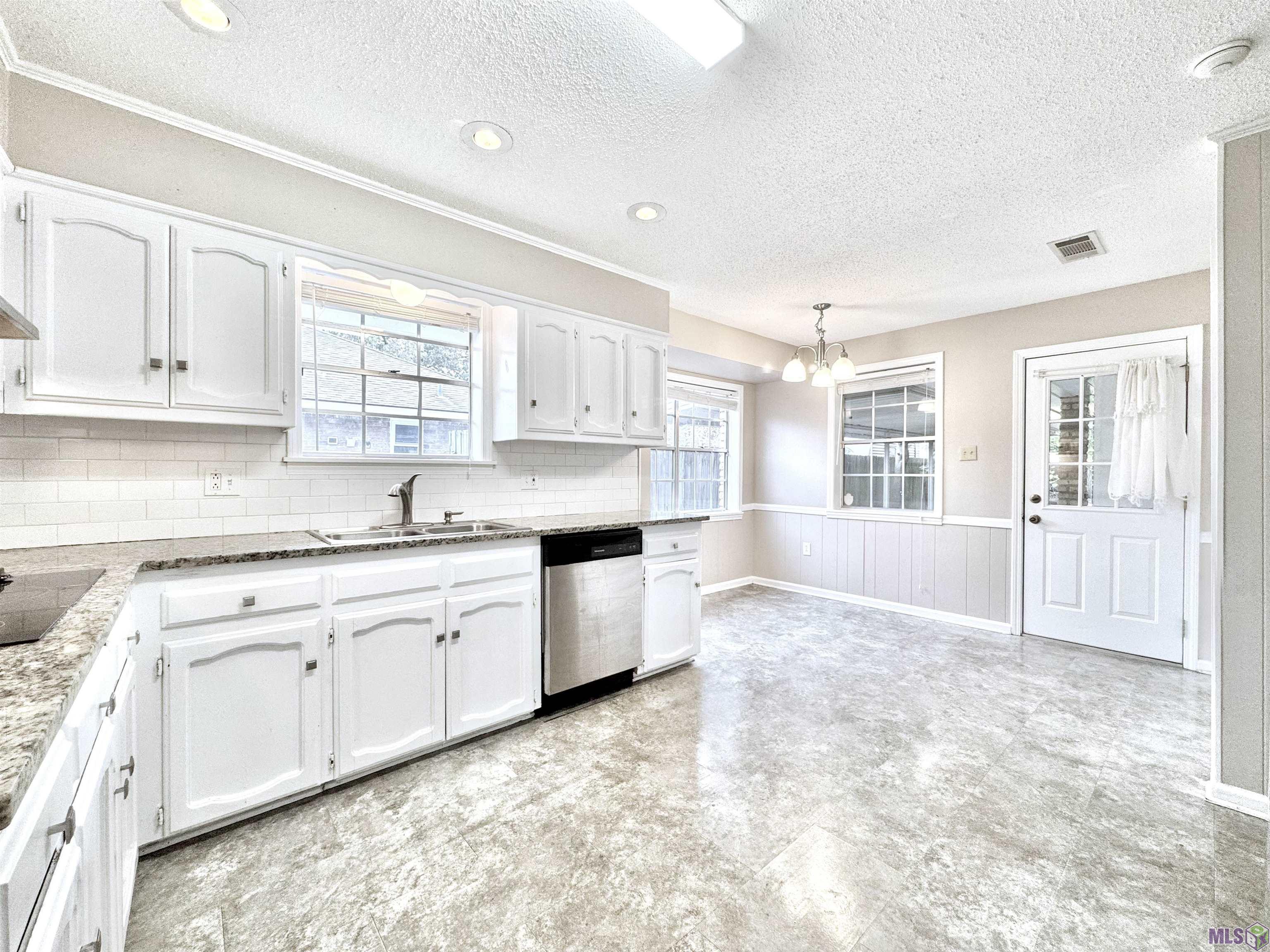 4738 Woodlyn Drive Baton Rouge, LA 70816 - Photo 9 of 34