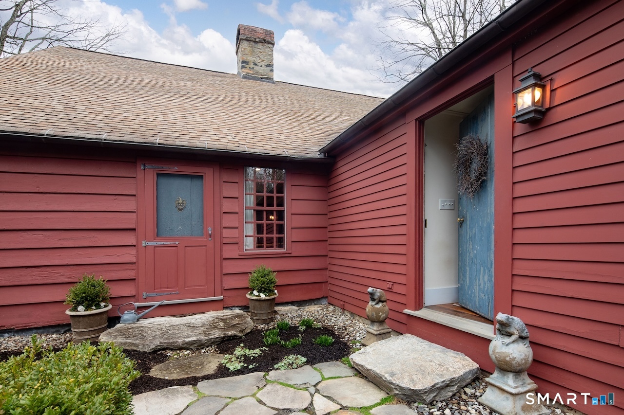3 Studio Hill Road Kent, CT 06757 - Photo 4 of 33 a front view of a house with garden