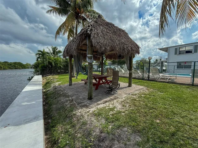 a view of outdoor space yard and porch