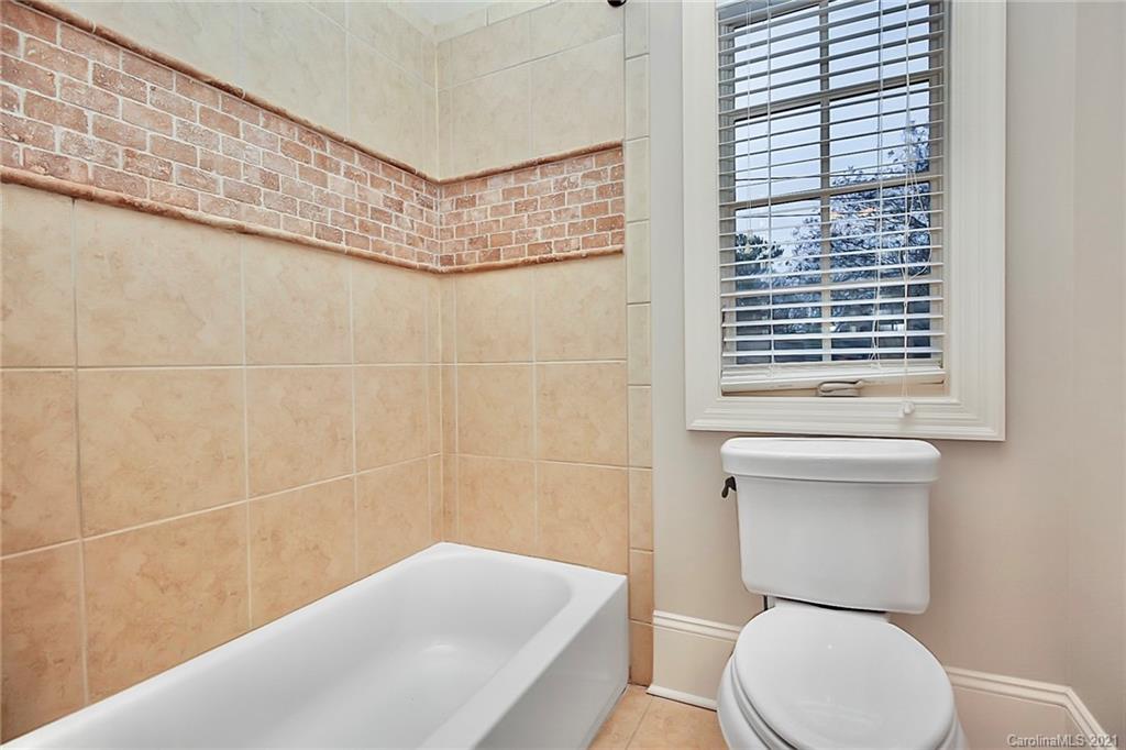 6701 Sharon Road Charlotte, NC 28210 - Photo 44 of 47 a bathroom with a toilet a sink and a bathtub