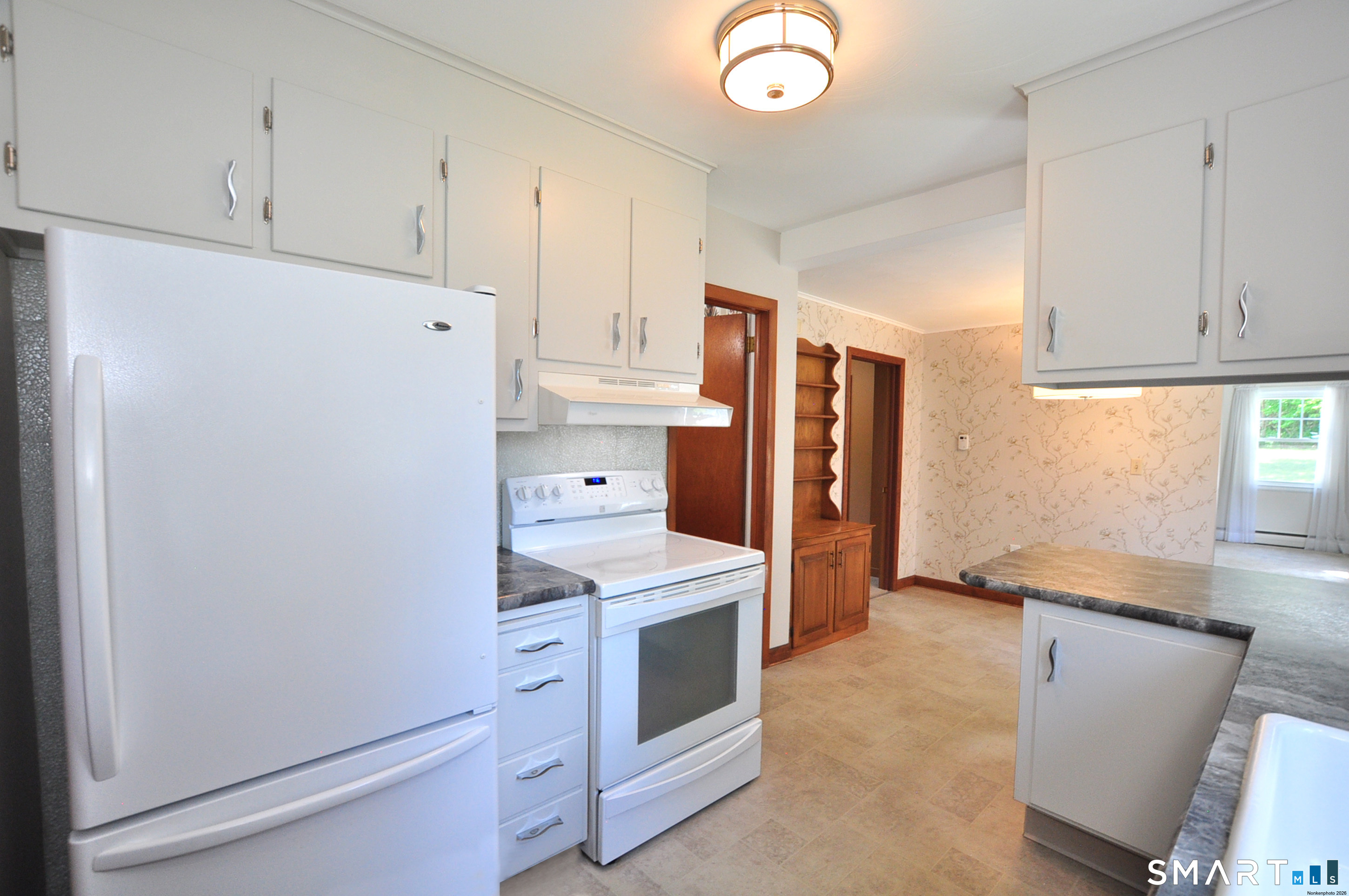 304 Rood Avenue Windsor, CT 06095 - Photo 12 of 36