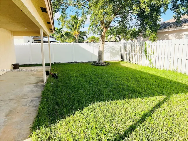 a view of a backyard