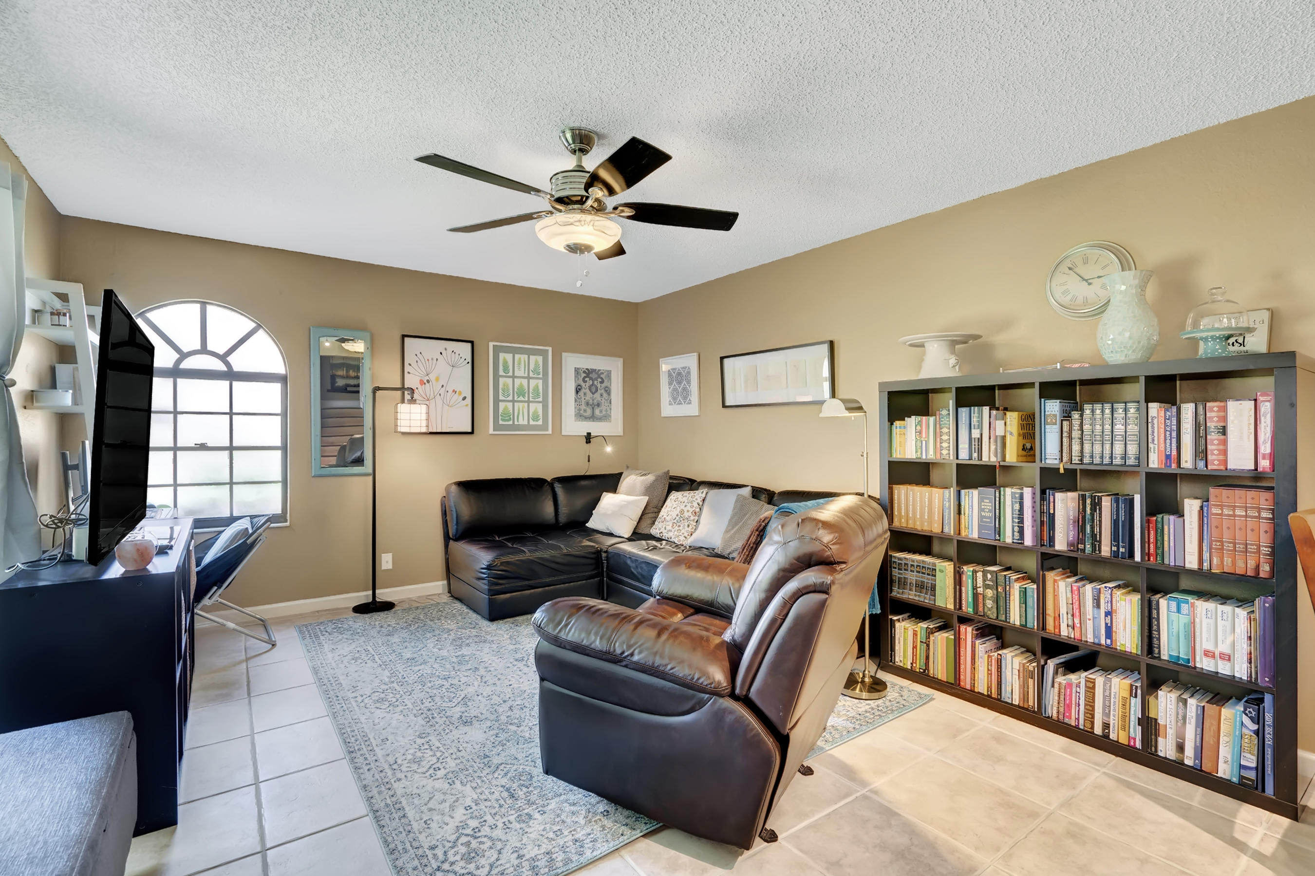 8291 Thames Boulevard, Unit B Boca Raton, FL 33433 - Photo 4 of 22 Living Room