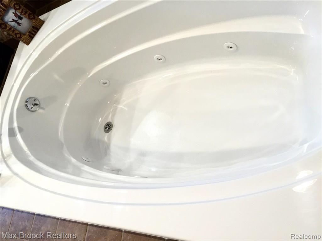 2253 Pembroke Road Birmingham, MI 48009 - Photo 41 of 62 JETTED TUB MASTER BATH