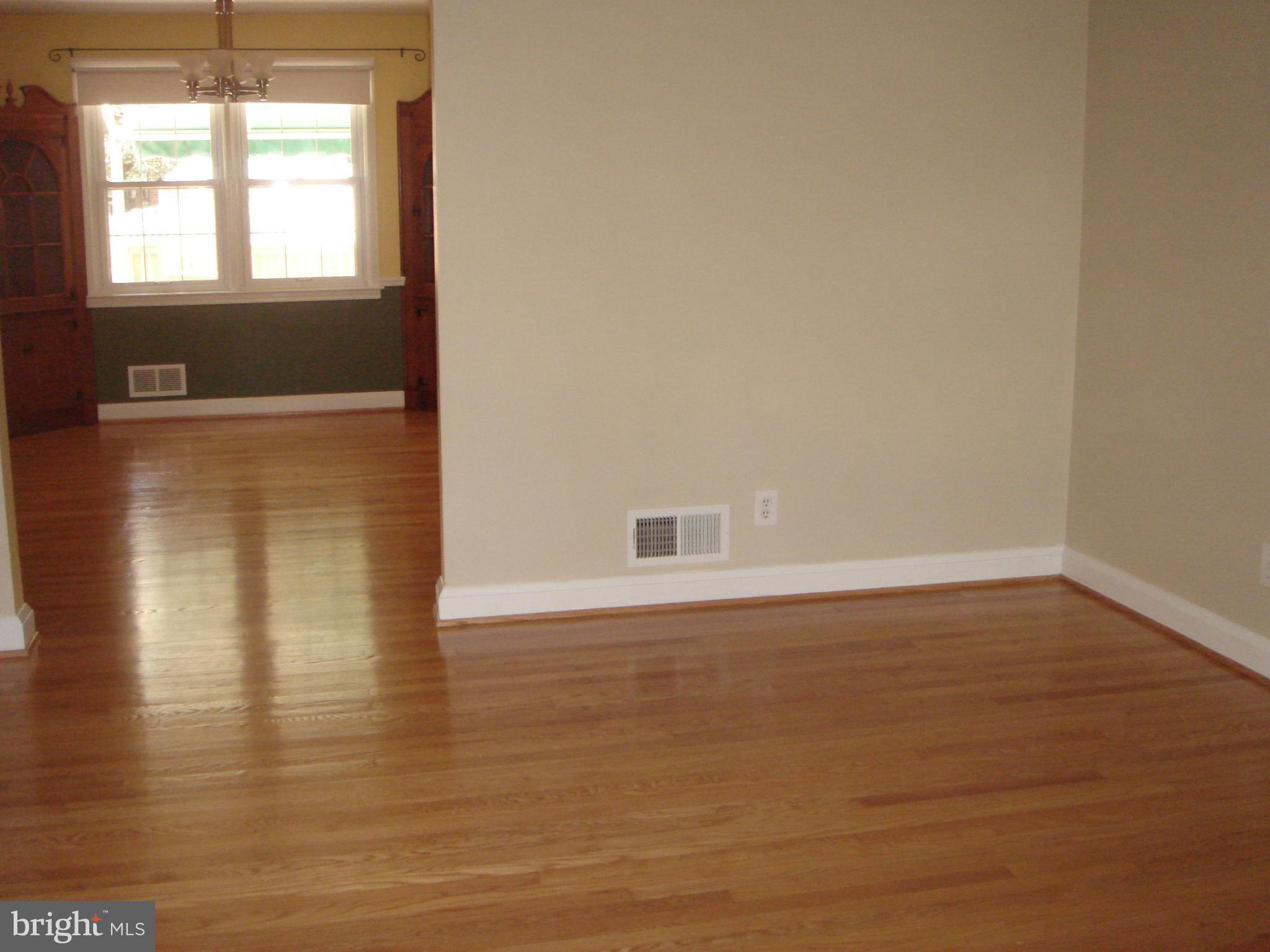 7011 Heathfield Road Baltimore, MD 21212 - Photo 8 of 11 Living Room / Dining Room