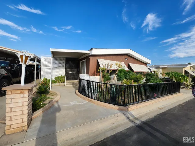 a view of a house with backyard and sitting area