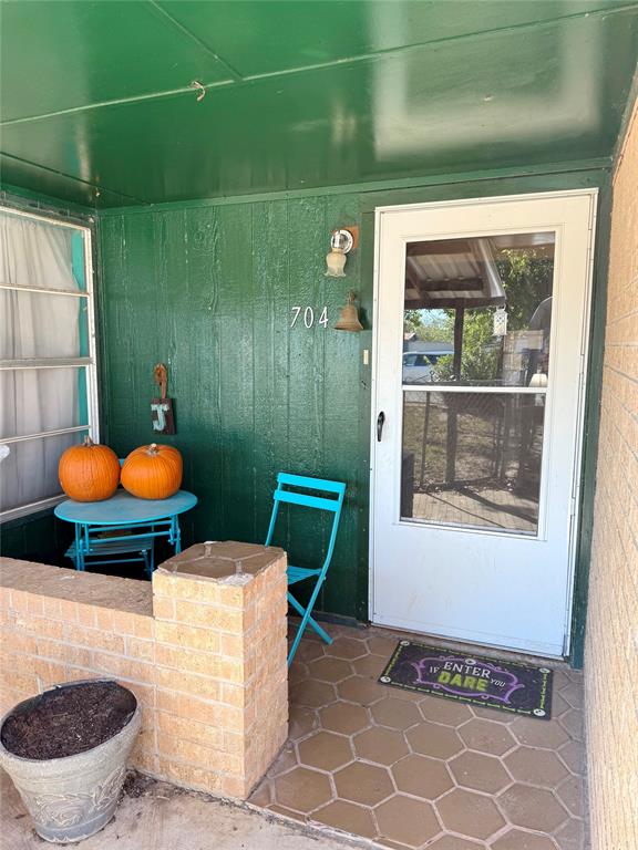 704 Post Street Coleman, TX 76834 - Photo 3 of 40 a living room with a sink and a mirror