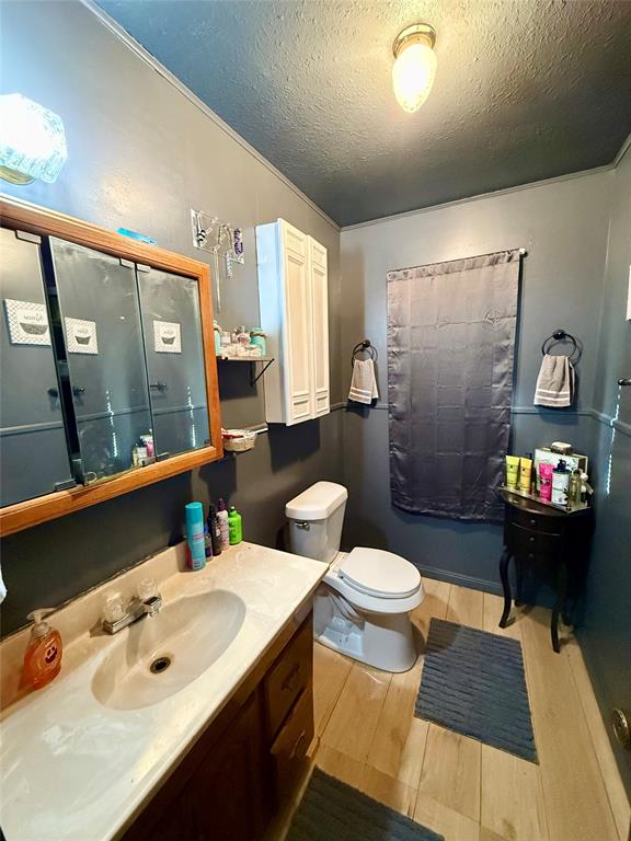 704 Post Street Coleman, TX 76834 - Photo 9 of 40 a bathroom with a sink toilet and shower