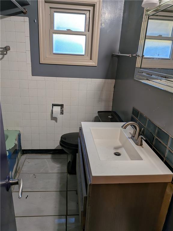 338 Moon Clinton Road Coraopolis, PA 15108 - Photo 7 of 13 a bathroom with a sink and a mirror