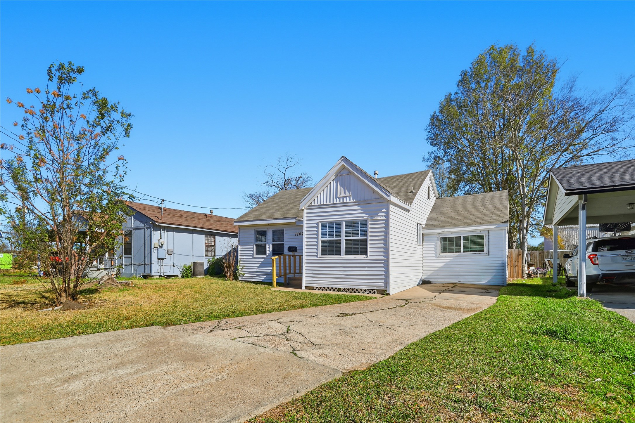 1707 Johnson Street Pasadena, TX 77502 - Photo 2 of 45 a front view of a house with a garden