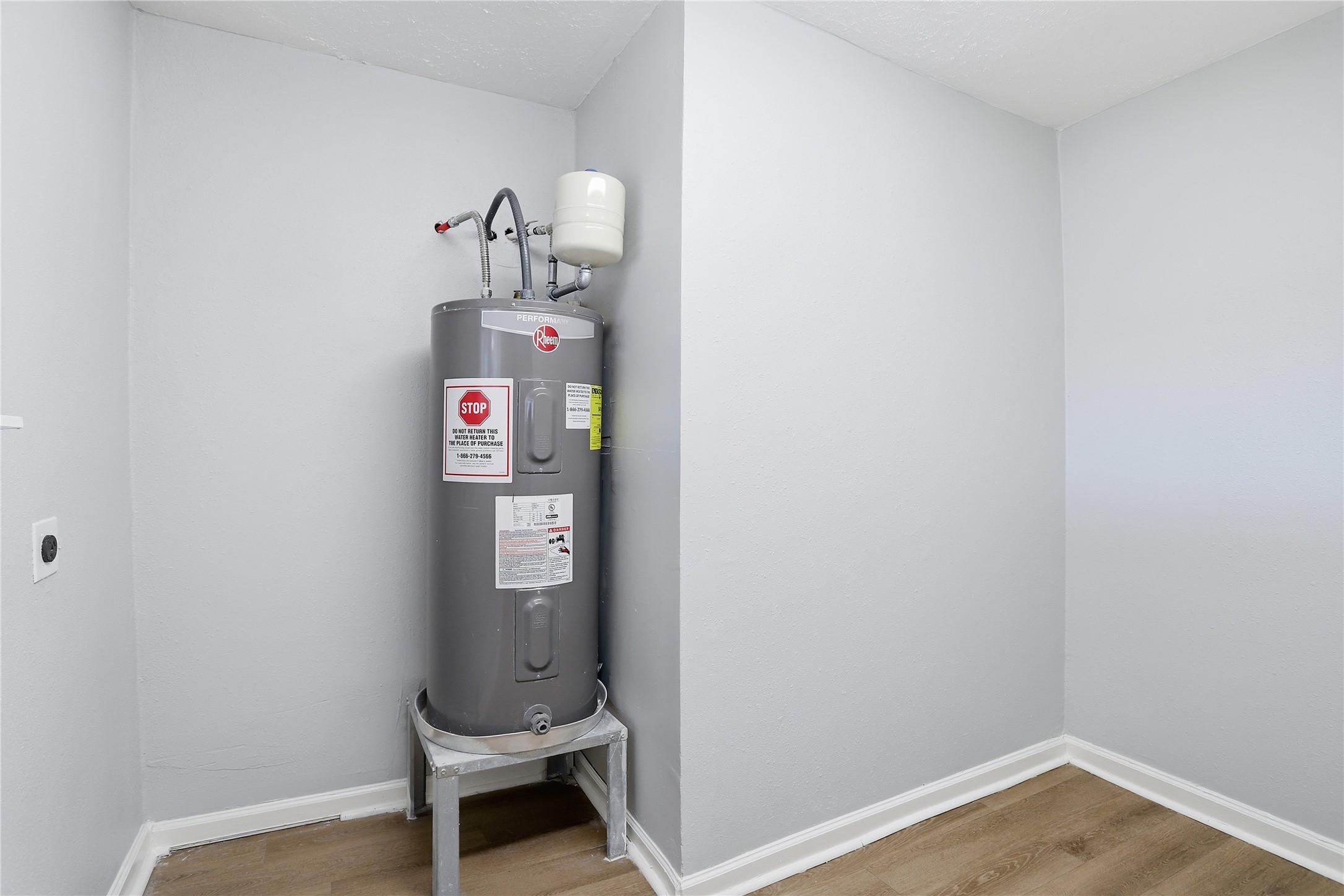 1707 Johnson Street Pasadena, TX 77502 - Photo 38 of 45 wooden floor in a small room