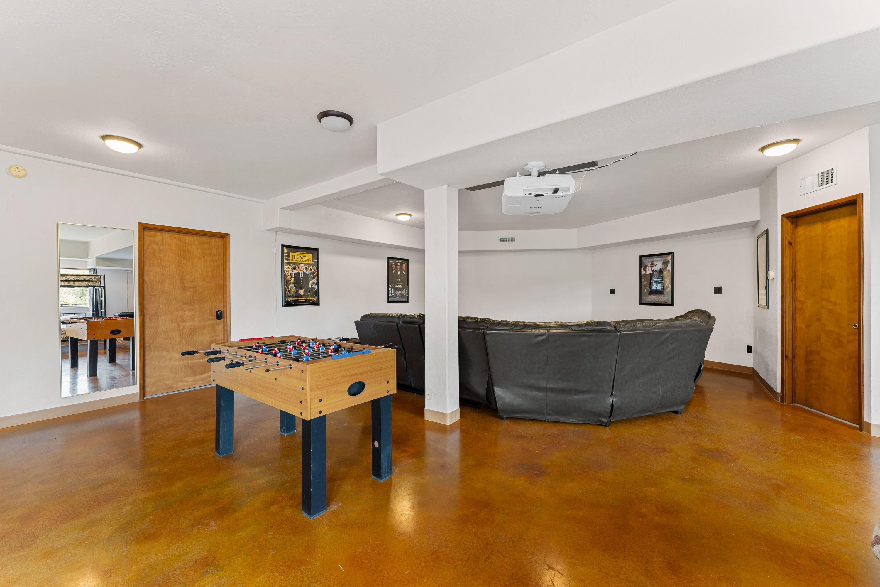 7201 Crowfoot Road Trail, OR 97541 - Photo 28 of 56 a living room with a table and a couch