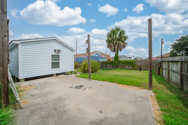 $1,900 | 6317 P 1/2, Galveston, TX 77554