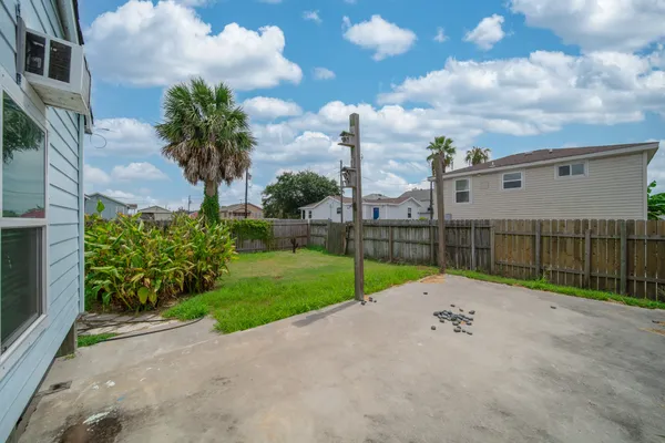 $1,900 | 6317 P 1/2, Galveston, TX 77554