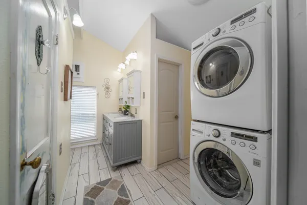 $1,900 | 6317 P 1/2, Galveston, TX 77554