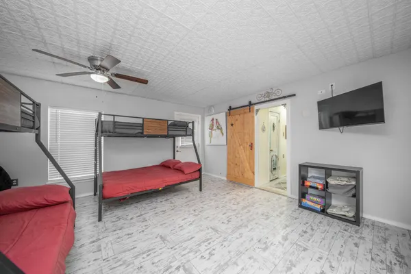 $1,900 | 6317 P 1/2, Galveston, TX 77554
