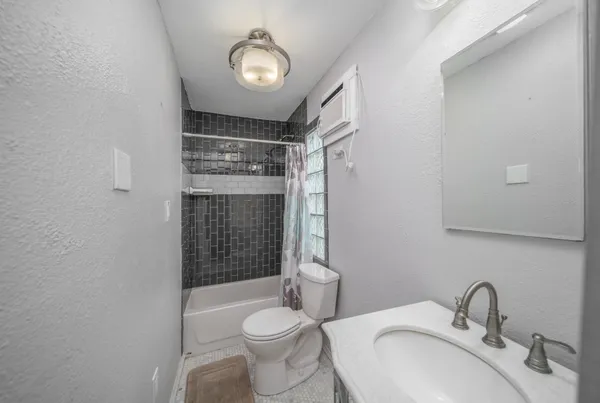 $1,900 | 6317 P 1/2, Galveston, TX 77554