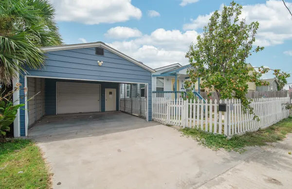 $1,900 | 6317 P 1/2, Galveston, TX 77554