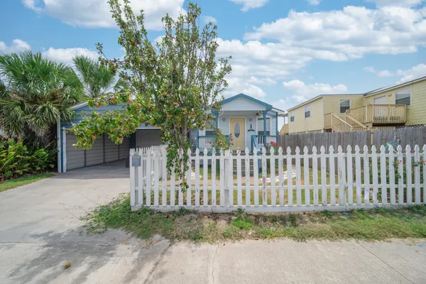 $1,900 | 6317 P 1/2, Galveston, TX 77554