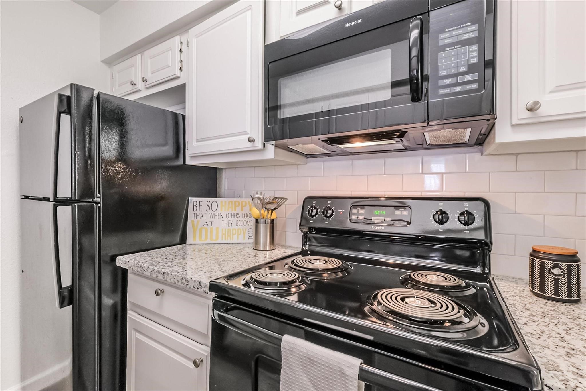 8162 Richmond Avenue, Unit 2305 Houston, TX 77063 - Photo 6 of 33 a stove top oven sitting inside of a kitchen