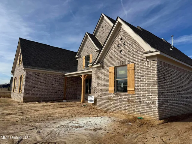 $689,900 | 276 Cedar Crst Cove, Byhalia, MS 38611